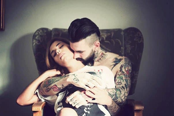 Valokuva Pinterestin kautta Kun tatuointi on tehty, sinusta tuntuu yleensä uupuneelta, väsyneeltä ja kylmältä, koska kaikki endorfiinisi ja adrenaliinisi ovat poistuneet kehosta. Kuten seksi, kun dopamiini ja oksitosiini vapautuvat, haluat vain halata ja nukkua.