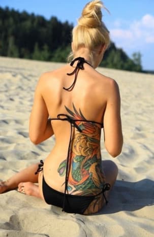 Emme halua sinun istuvan sivussa, koska otit tatuoinnin kesällä, koska sinulla on enemmän hauskaa auringossa parannetun tatuoinnin sijaan kuin tuore. Kun otat tatuoinnin talvella ja annat sen parantua ennen kesän tuloa voimaan, sinun ei tarvitse jäädä ilman rantaretkiä tai uimaan järvessä, koska parantunut tatuointi ei ole yhtä altis infektioille. Se voi jäädä pieneksi salaisuuteesi parantuessaan ja pukeudut kylmää säätä varten, mutta kun lämpötila nousee, BAM,