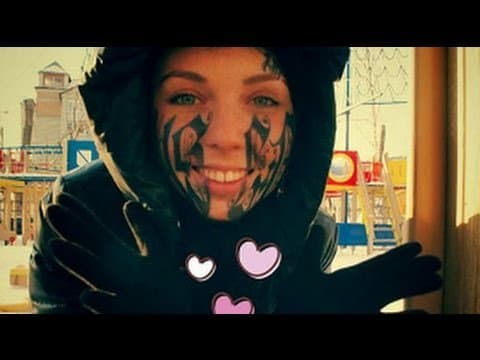 Φωτογραφία μέσω youtube Ειδικά αφού αυτό που είχε κάνει τατουάζ στο πρόσωπό της ήταν το όνομα του φίλου της ... τον οποίο μόλις γνώρισε λίγες ώρες νωρίτερα!