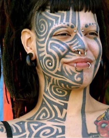 Φωτογραφία μέσω τάσεων tat Αυτή η κοπέλα είχε τατουάζ το πρόσωπό της πολύ πριν ήταν μοντέρνο. Επίσης το τατουάζ του προσώπου της ήταν το πρώτο της τατουάζ!