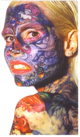 Ολόκληρο το σώμα της Τζούλια έχει τατουάζ, οπότε ήταν φυσικό το πρόσωπό της να συμπεριληφθεί στην τροποποίηση του σώματός της.