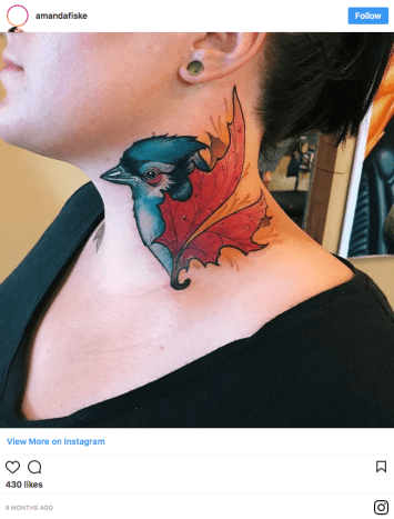 Amanda Fiske, 25 fra Boston Massachusetts, har modtaget en del kritik for sin tatovering med blå jay -hals. Fiske fik halsblækket for cirka et år siden, fordi det mindede hende om hendes barndom. Hun modtager dog tilbage lash på grund af dets lighed med Toronto Blue Jays -logoet. Fiske fortalte Vice, at hun fik tatoveringen, fordi den kombinerede hendes to yndlings ting, der minder hende om at vokse op i forstæderne uden for Boston: en Blue jay, til ære for dem, der ville spise fra fuglefoderen i hendes forældres gård, og et rødt ahornblad, fordi hun elsker når bladene skifter farve om efteråret. Fiske, der ikke er en sportsfan, forstod ikke ligheden, før en ven påpegede det for hende.
