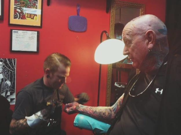 Chuck Helmke, maailman tatuoituin miespuolinen eläkeläinen maailmassa, tatuoitu taiteilija Billy Haydockin toimesta. Kuva: Facebook