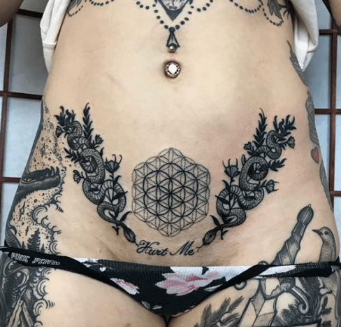 Ο Τζόζεφ Χάεφς είναι ένας καλλιτέχνης τατουάζ που ειδικεύεται στα θηλυκά τατουάζ λεπτής γραμμής.