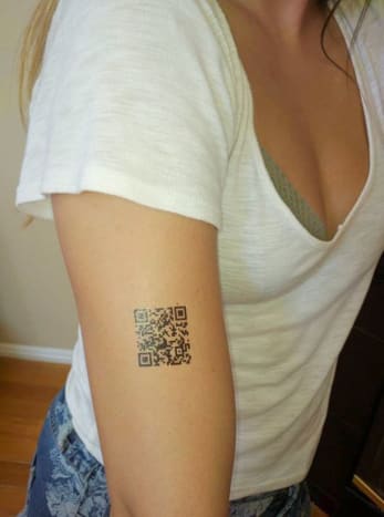 Stripparit voivat hyväksyä Bitcoin -vinkkejä väliaikaisten QR -tatuointien avulla, jotka tarjoavat koodin, joka linkittää suoraan heidän pankkitililleen.