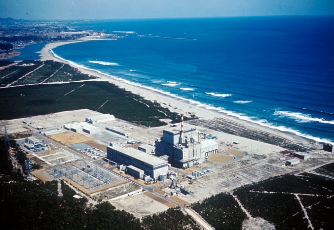 Tōkai, Ibaraki είναι ένα μικρό χωριό στη Βόρεια Ιαπωνία. Είναι περισσότερο γνωστό για τη φιλοξενία δύο από τα χειρότερα πυρηνικά ατυχήματα στην ιστορία. Το πρώτο συνέβη το 1997, στο πυρηνικό εργοστάσιο Dōnen. Στη συνέχεια, το 1999, συνέβη ένα κρίσιμο ατύχημα με ακτινοβολία στο εργοστάσιο της JCO.