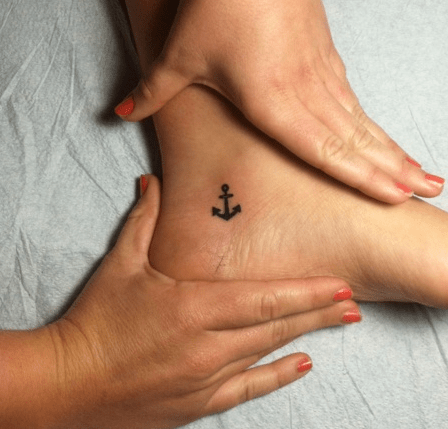 Αυτό το τατουάζ τη βοηθά να παραμένει αγκυροβολημένη.
