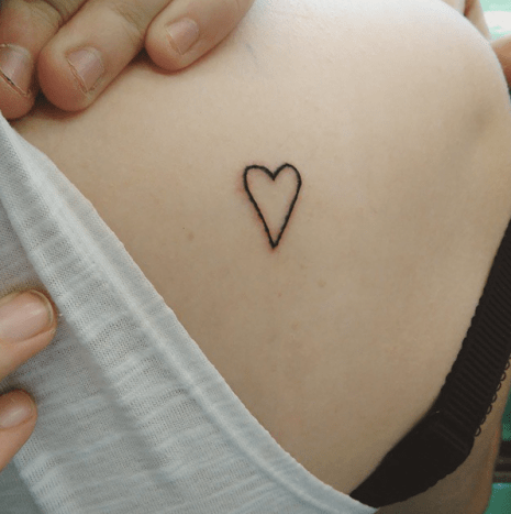 Το μικροσκοπικό τατουάζ καρδιάς σε τυχαίο σημείο.