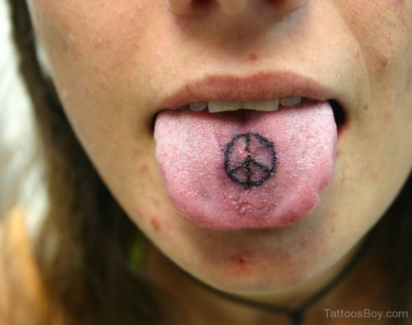 Selvom tatoveringer på tungen kan være et nyt fænomen i vestlig tatovering, kan deres oprindelse spores århundreder tilbage til forskellige stammesamfund.