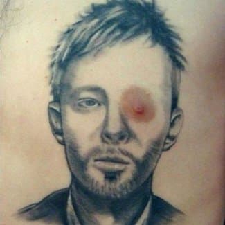 Emme ole 100%, jos tämä kaveri on valtava Radiohead -fani tai vain nauttii pilkkaamisesta Thom Yorkelle, mutta tämä tatuointi saa meidät nauramaan joka kerta, kun näemme sen.
