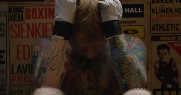(Kuva: Ed Sheeran/Instagram) The Sunin haastattelussa Ed Sheeran puhui inspiraatiosta, jonka takana on yli 60 värikkäitä tatuointeja, jotka koristavat hänen vartaloaan, kun hän debytoi suuren musteen uudessa musiikkivideossaan Shape of You. Videolla, jossa paitamaton Sheeran osuu nyrkkeilykehään, 26-vuotias esittelee kymmeniä ja kymmeniä tatuointeja, jotka peittävät hänen rintansa, vatsansa ja käsivartensa. 