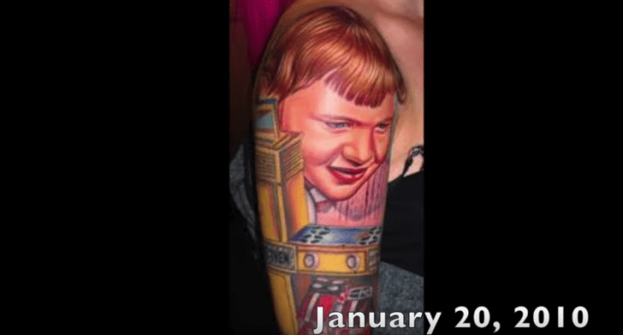 I 2010 fik tatoveringsmodellen Kelly Eden en tatovering på overarmen af ​​Nikko Hurtado. Designet er inspireret af en vintage Easy Bake Oven -annonce, der viste Edens mor som barn.