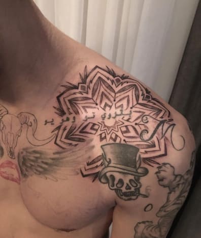 Mandala tattoo στον ώμο του Zayn Malik, που έγινε στο Native With Ink στο Southhampton, Νέα Υόρκη Φωτογραφία: Instagram.