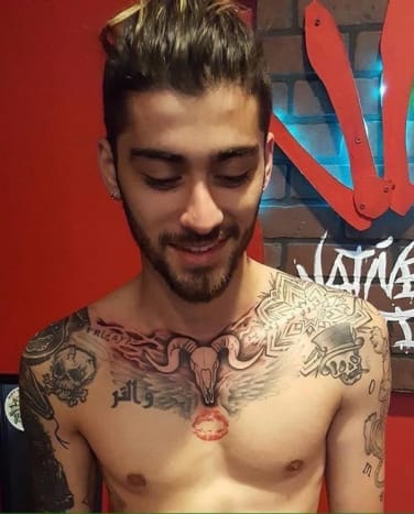 Ο Zayn Malik δείχνει τρία νέα τατουάζ που έγιναν στο στήθος και τον ώμο του. Φωτογραφία: Instagram.