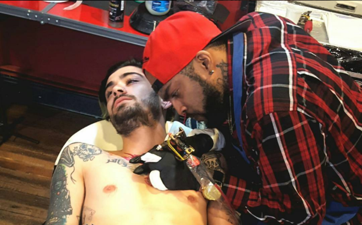 Ο Zayn Malik κάνει τατουάζ από τον Native With Ink καλλιτέχνη στο Southhampton, NY Φωτογραφία: Instagram